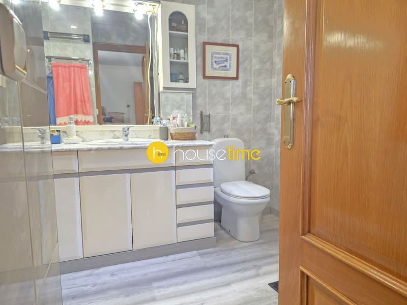 3 bedroom Villa for sale in La Roca del Valles with garage - € 467,000 (Ref: 10102464)