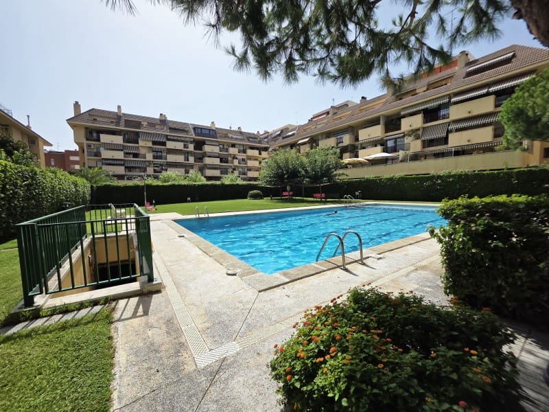 Apartamento de 4 habitaciones en Vilassar de Mar en alquiler con piscina garaje - 1.800 € (Ref: 10173732)