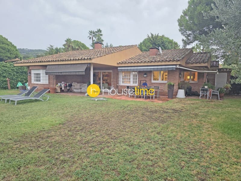 5 makuuhuone Huvila myytävänä paikassa Sant Vicenc de Montalt mukana uima-altaan 
autotalli - 995 000 € (Ref: 9948430)