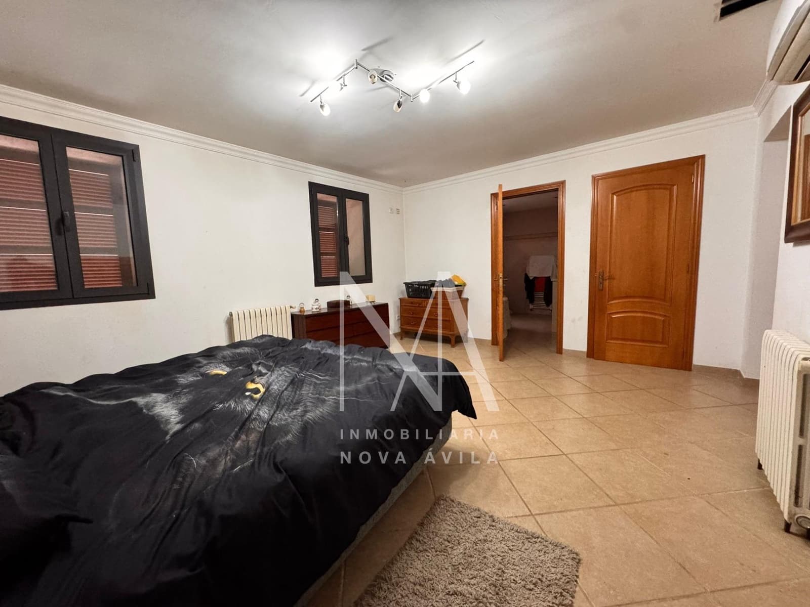 5 bedroom Villa for sale in Vilafranca de Bonany with garage - € 699,999 (Ref: 9999256)