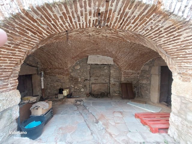 11 bedroom Townhouse for sale in Montánchez - € 250,000 (Ref: 9306400)