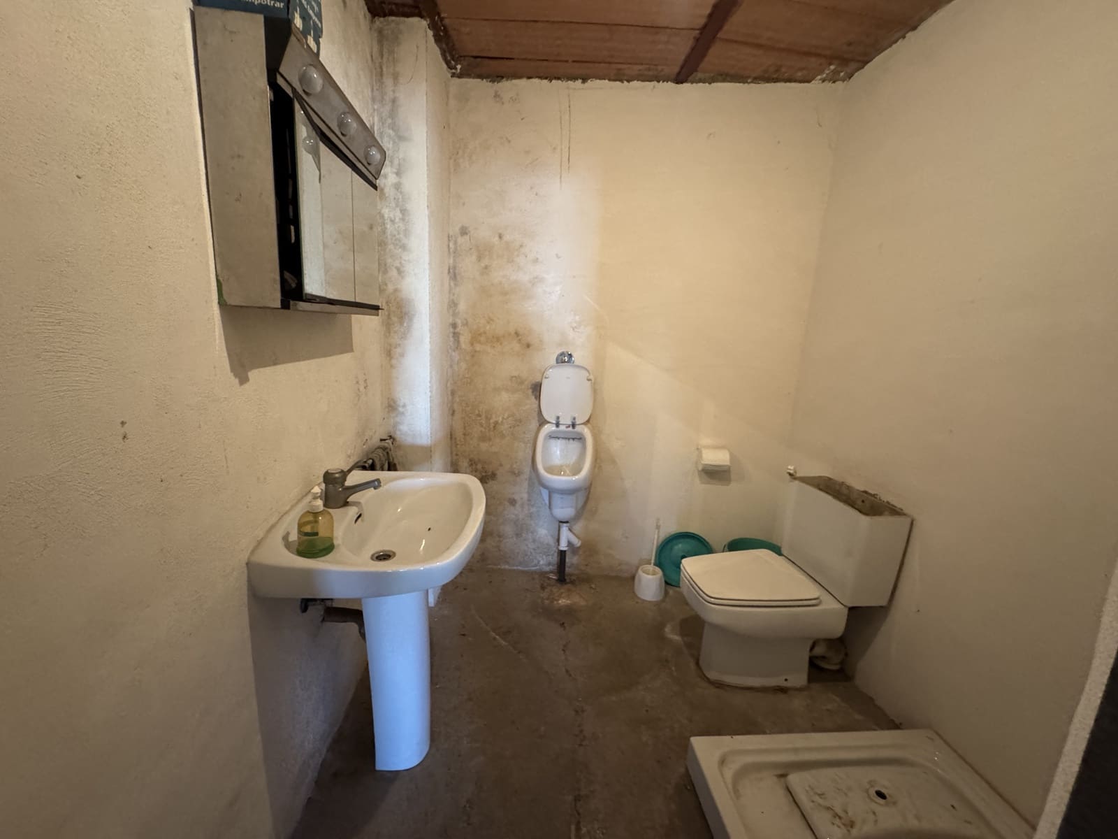 Shop for sale in Alcolea with garage - € 140,000 (Ref: 9186325)