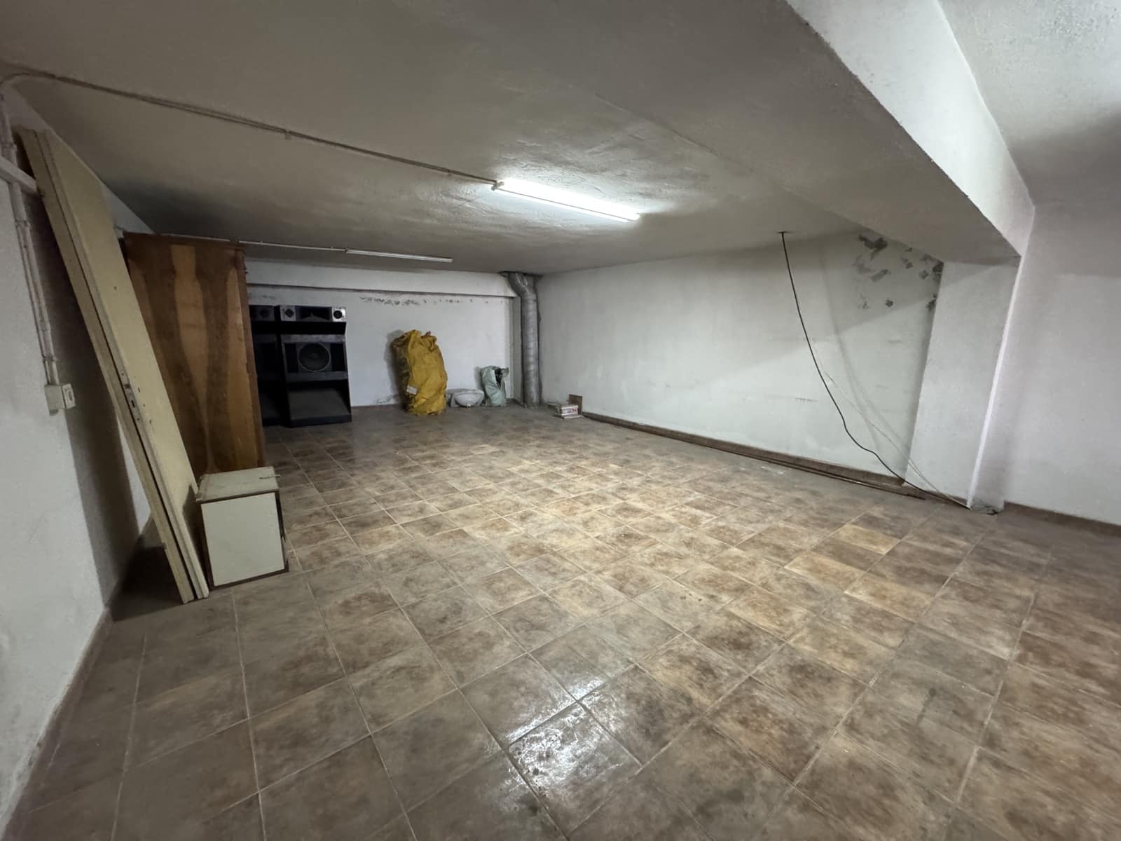 Shop for sale in Alcolea with garage - € 140,000 (Ref: 9186325)