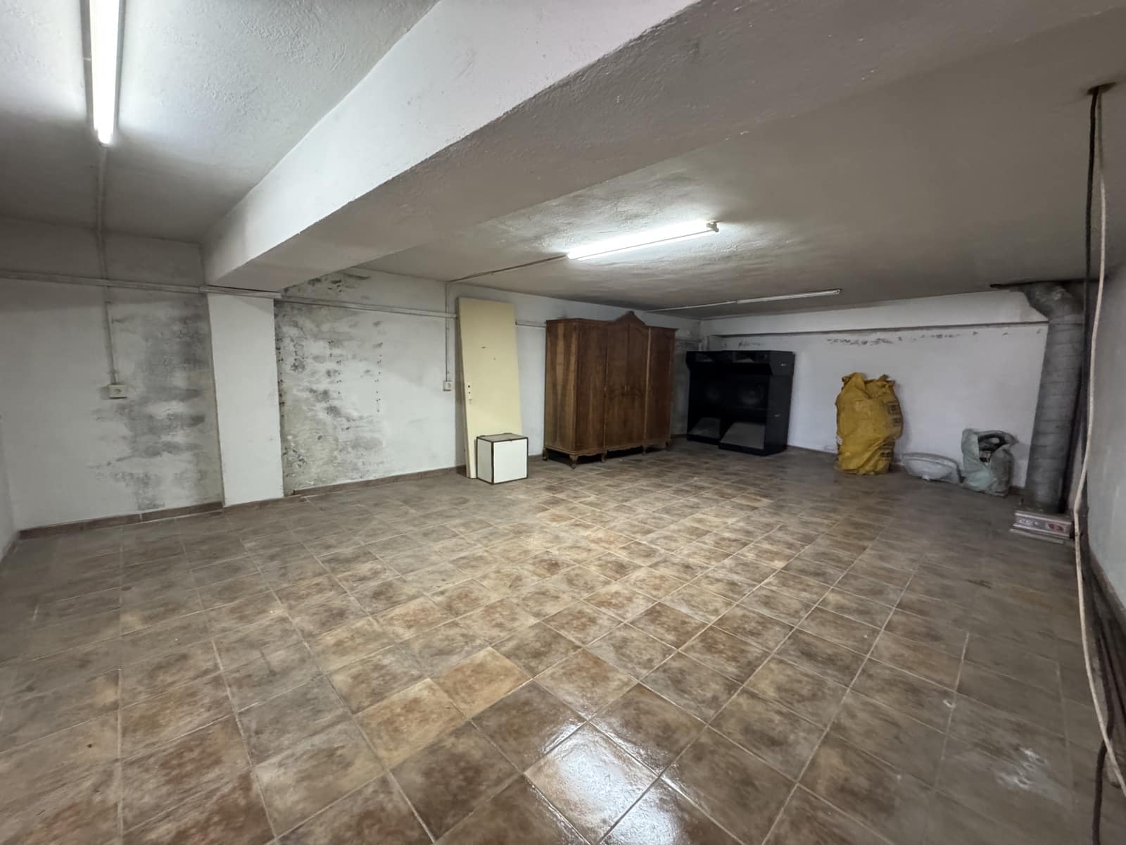Shop for sale in Alcolea with garage - € 140,000 (Ref: 9186325)