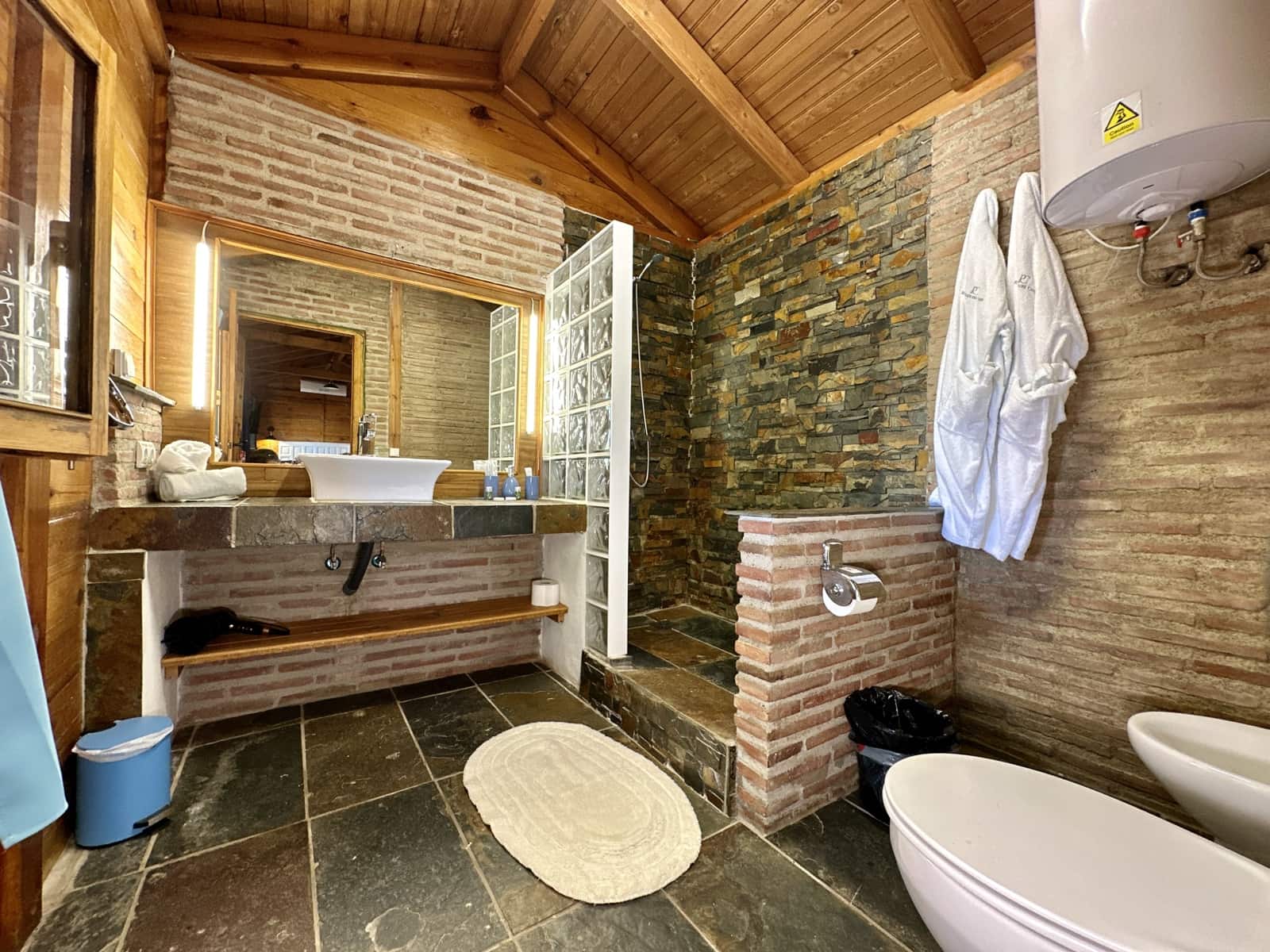 5 soveværelse Virksomhed til salg i Nevada med swimmingpool garage - € 550.000 (Ref: 9187666)