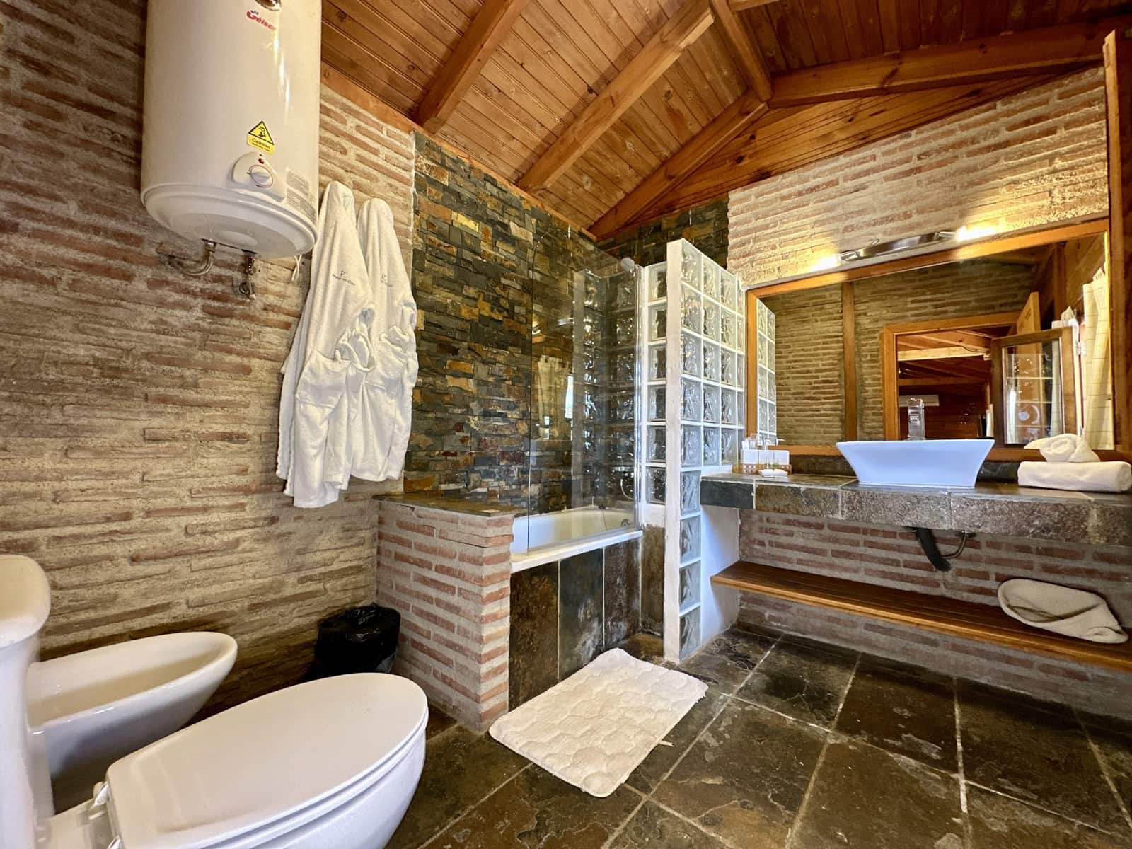 5 soveværelse Virksomhed til salg i Nevada med swimmingpool garage - € 550.000 (Ref: 9187666)