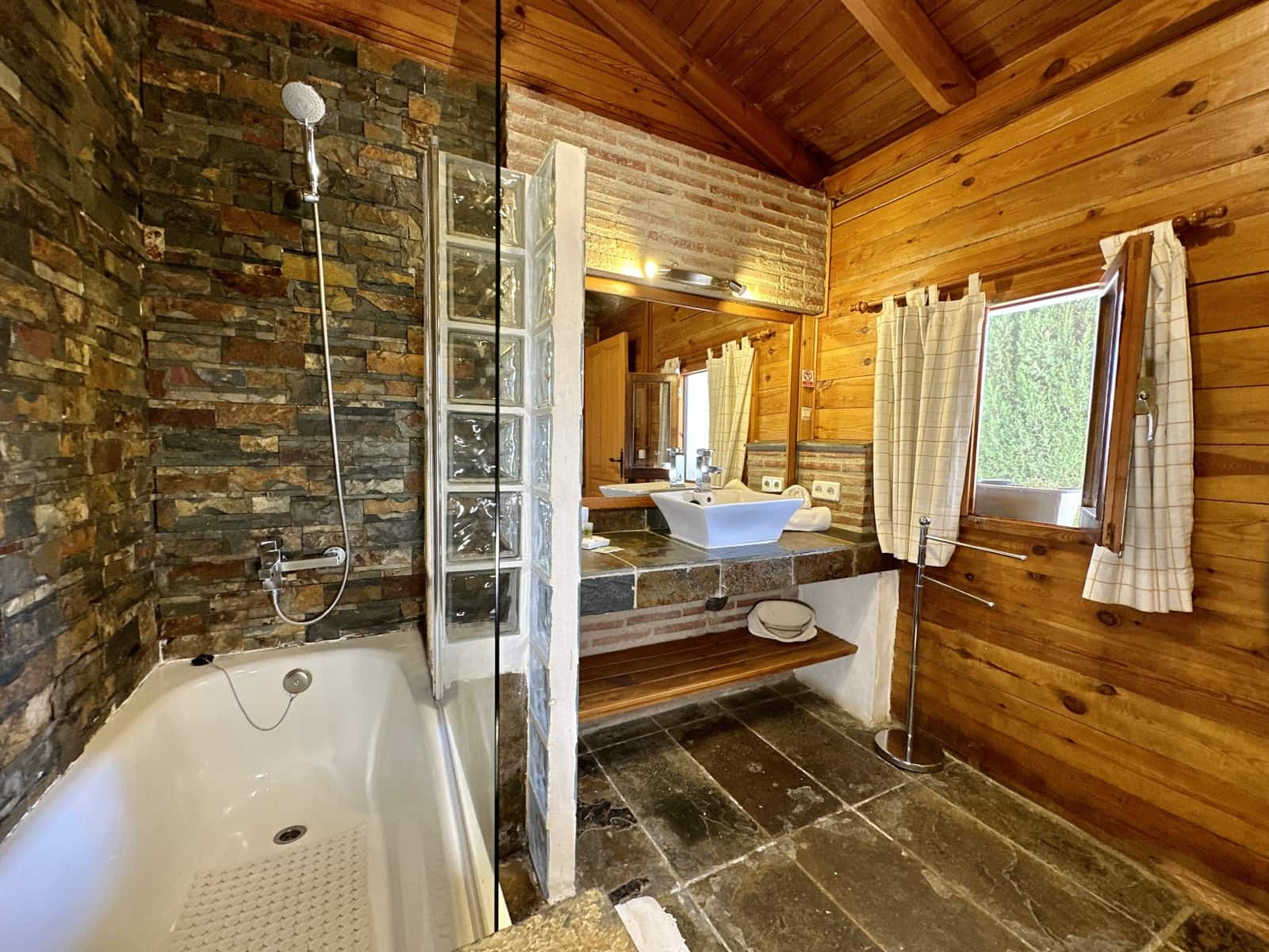 5 soveværelse Virksomhed til salg i Nevada med swimmingpool garage - € 550.000 (Ref: 9187666)