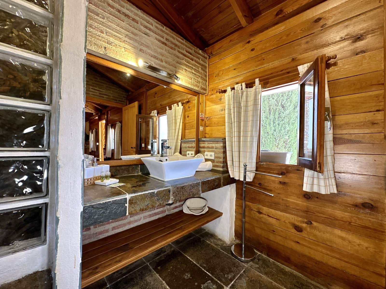 5 soveværelse Virksomhed til salg i Nevada med swimmingpool garage - € 550.000 (Ref: 9187666)