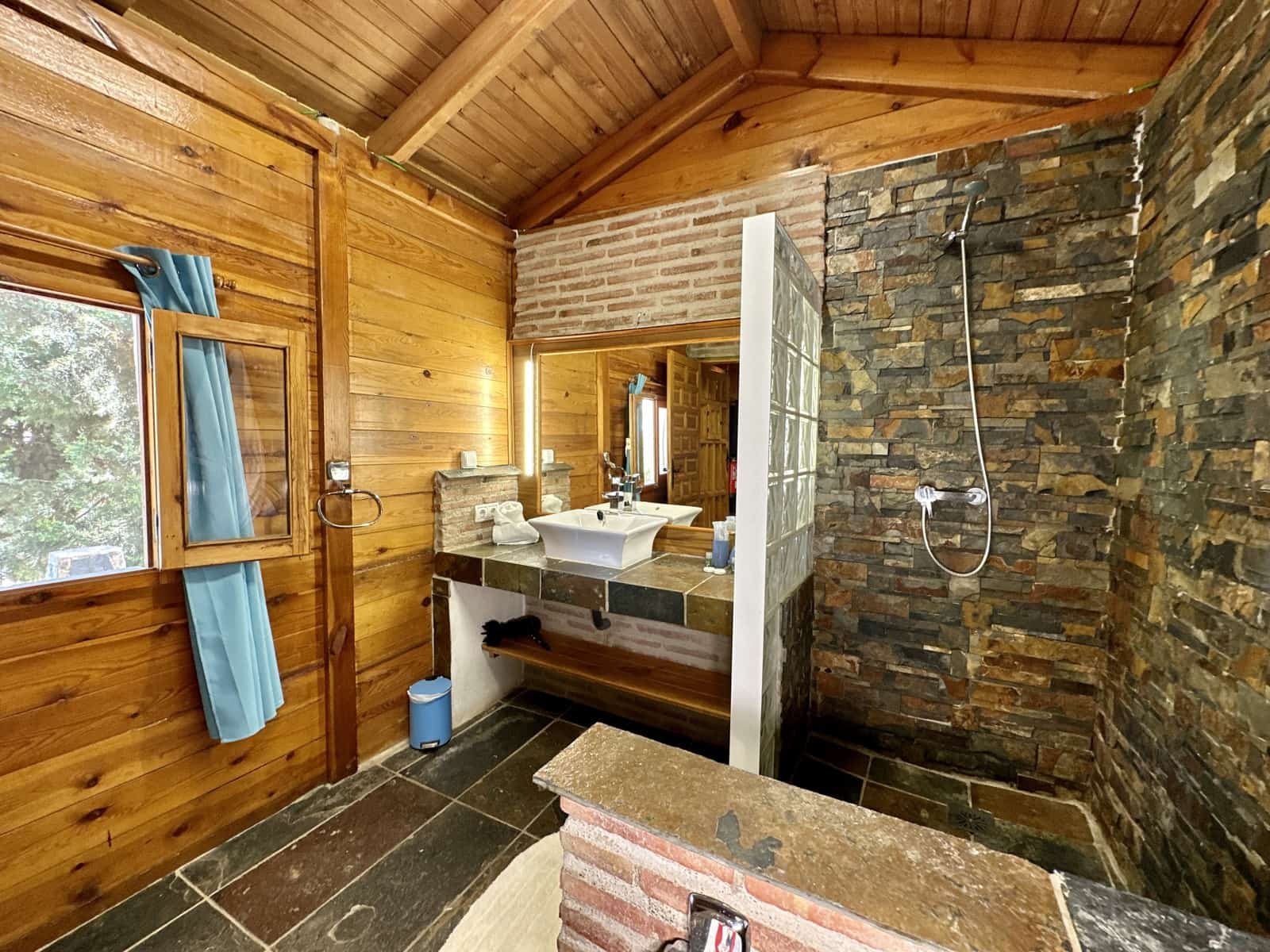 5 soveværelse Virksomhed til salg i Nevada med swimmingpool garage - € 550.000 (Ref: 9187666)