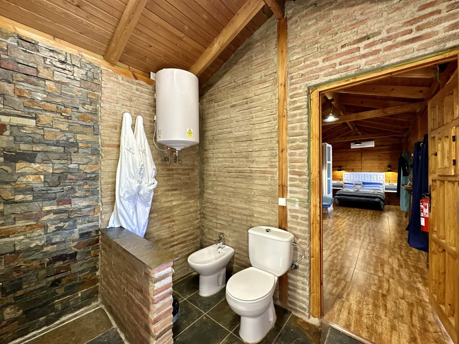 5 soveværelse Virksomhed til salg i Nevada med swimmingpool garage - € 550.000 (Ref: 9187666)