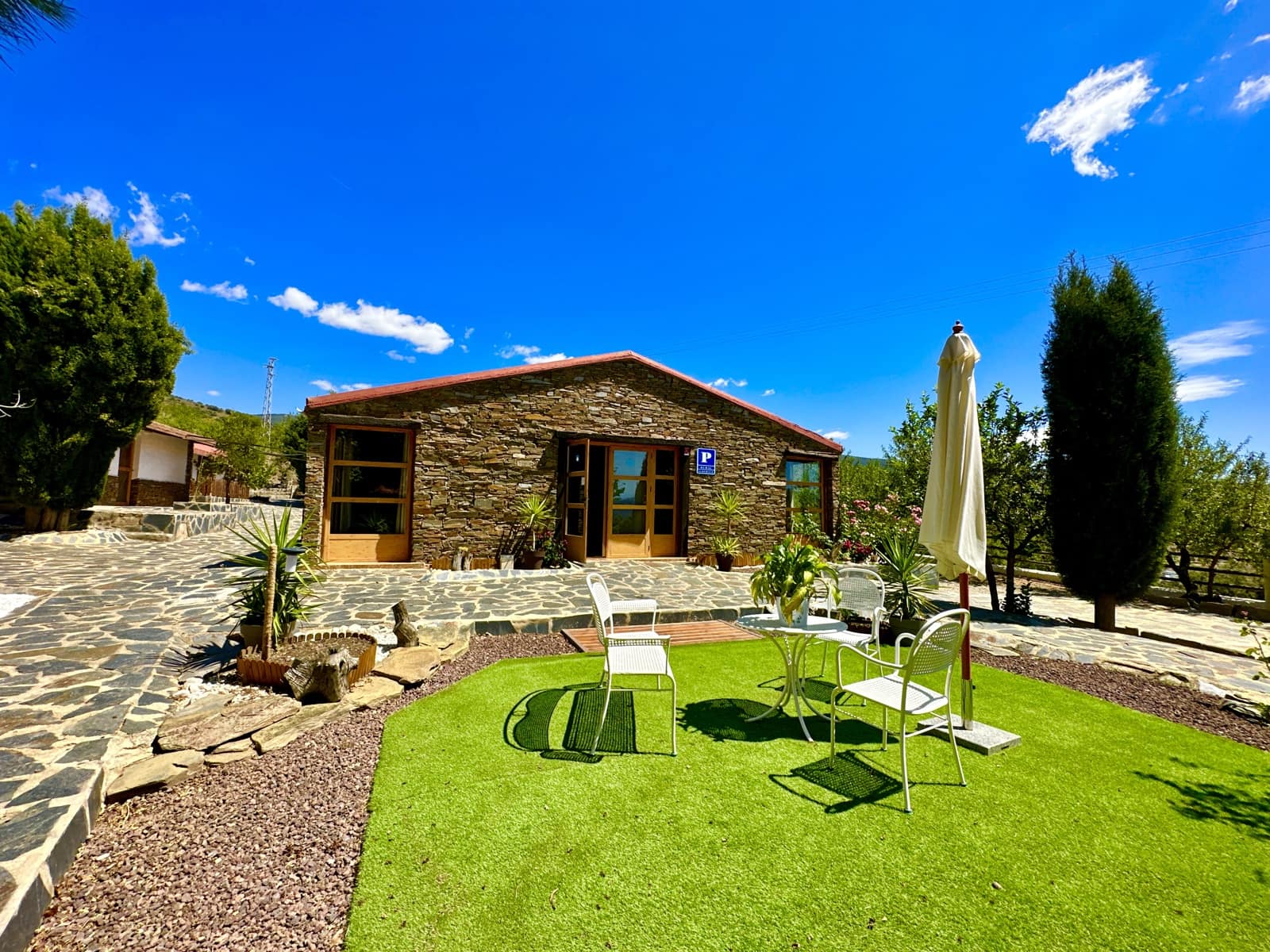 5 soveværelse Virksomhed til salg i Nevada med swimmingpool garage - € 550.000 (Ref: 9187666)