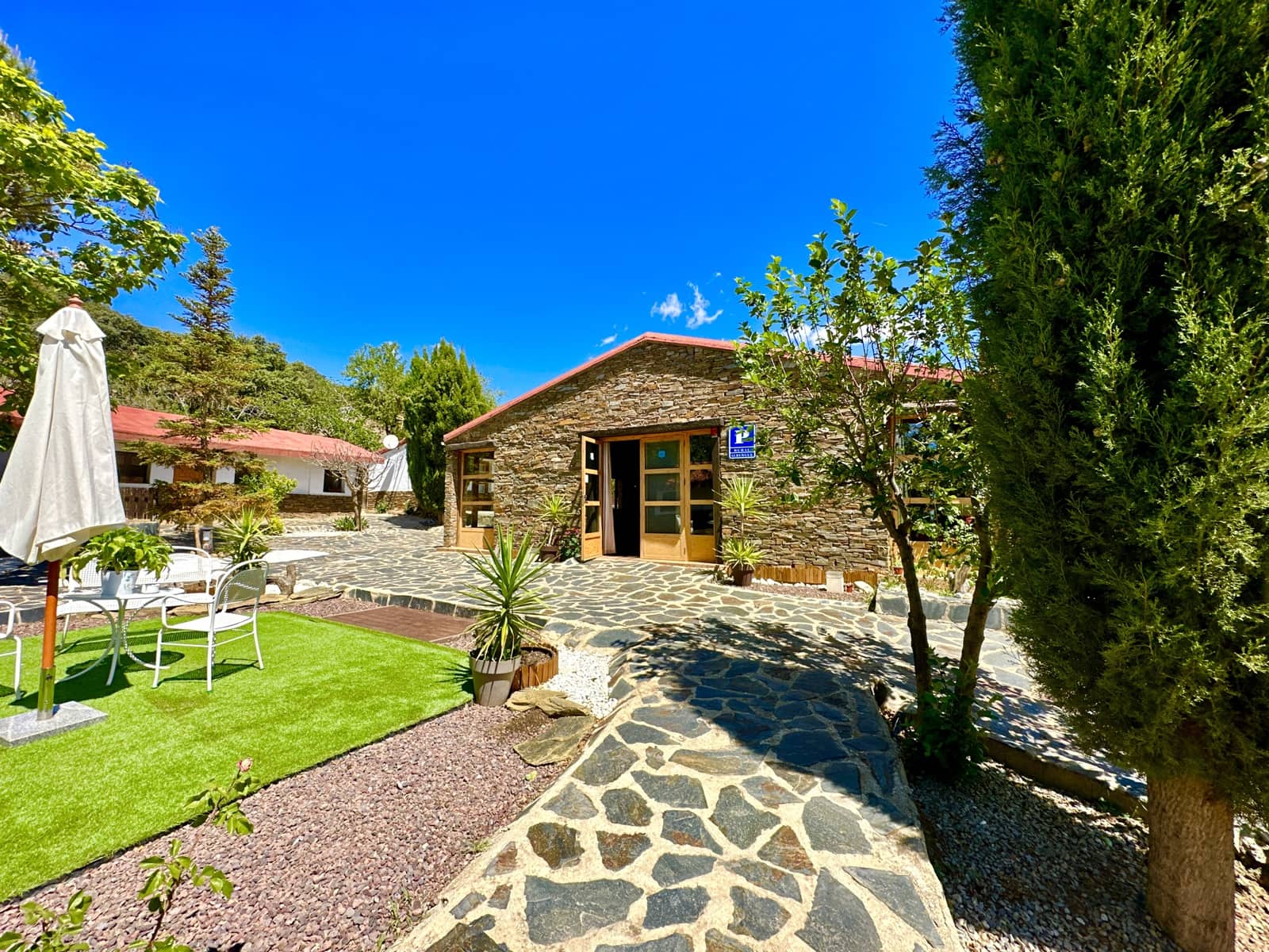 5 soveværelse Virksomhed til salg i Nevada med swimmingpool garage - € 550.000 (Ref: 9187666)