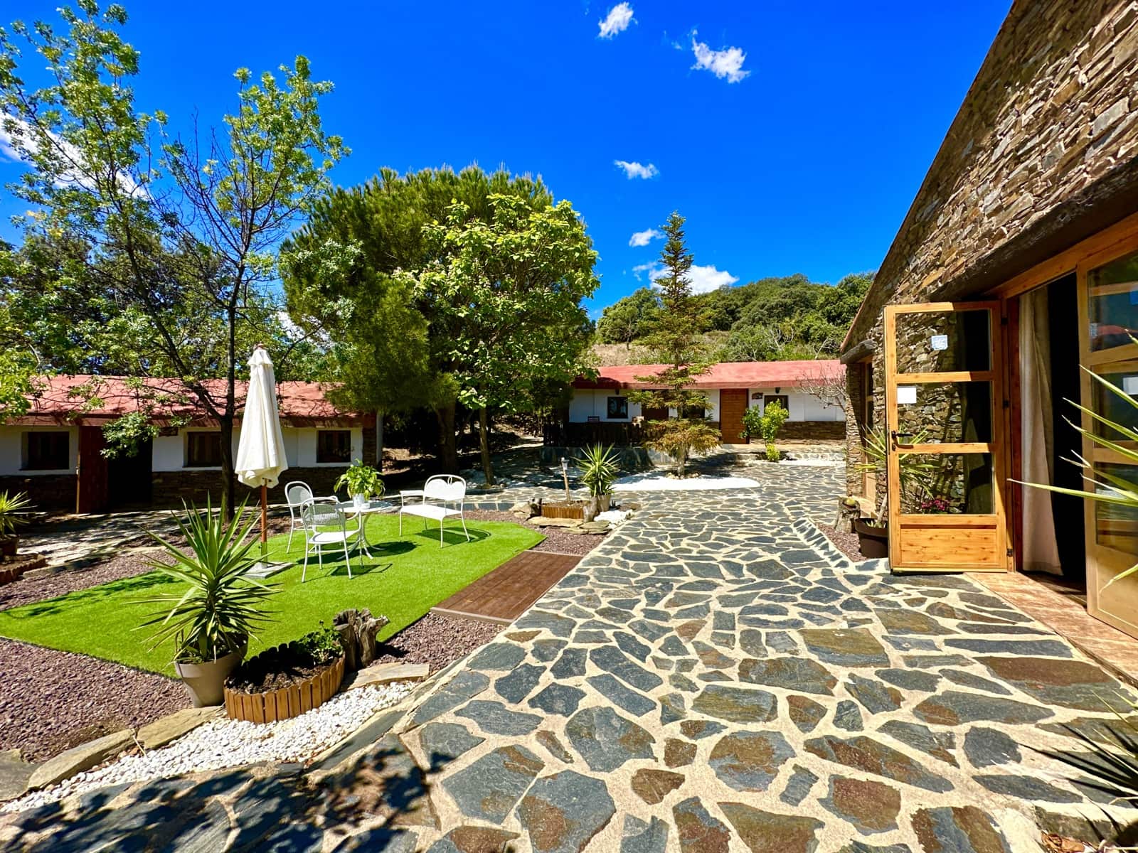 5 soveværelse Virksomhed til salg i Nevada med swimmingpool garage - € 550.000 (Ref: 9187666)