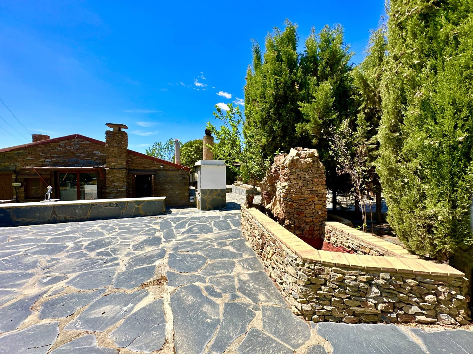 5 soveværelse Virksomhed til salg i Nevada med swimmingpool garage - € 550.000 (Ref: 9187666)