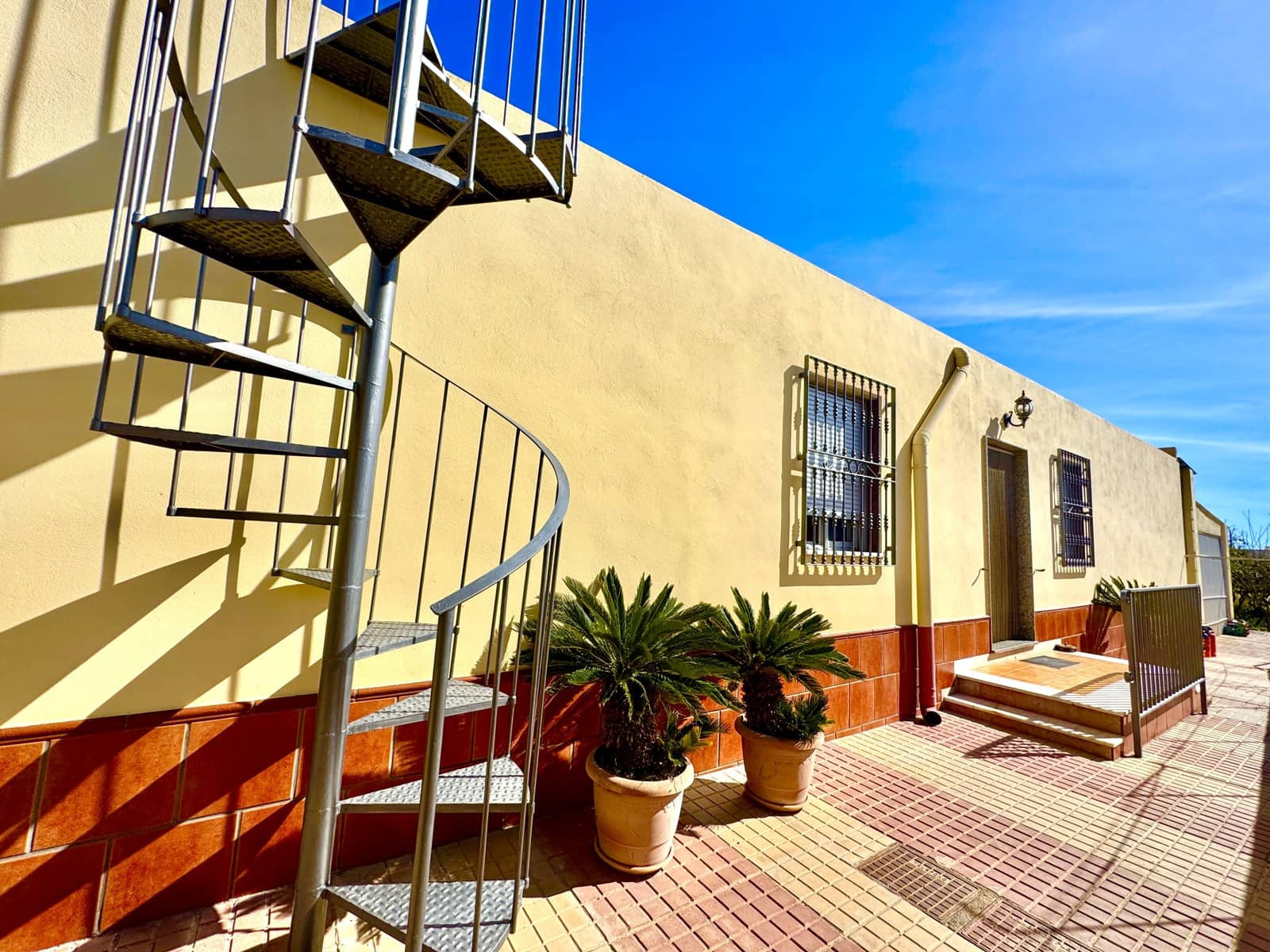 5 bedroom Finca/Country House for sale in Dalias with garage - € 298,000 (Ref: 9190711)