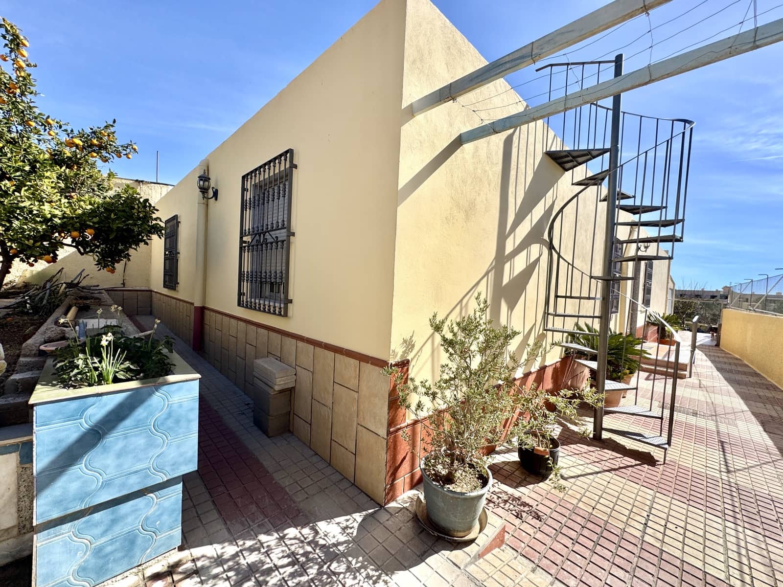 5 bedroom Finca/Country House for sale in Dalias with garage - € 298,000 (Ref: 9190711)