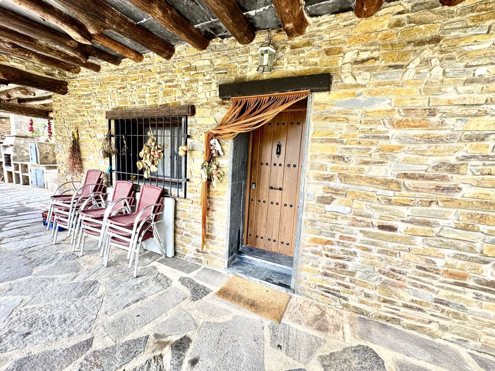 3 soverom Villa til salgs i Yegen med garasje - € 275 000 (Ref: 9409318)