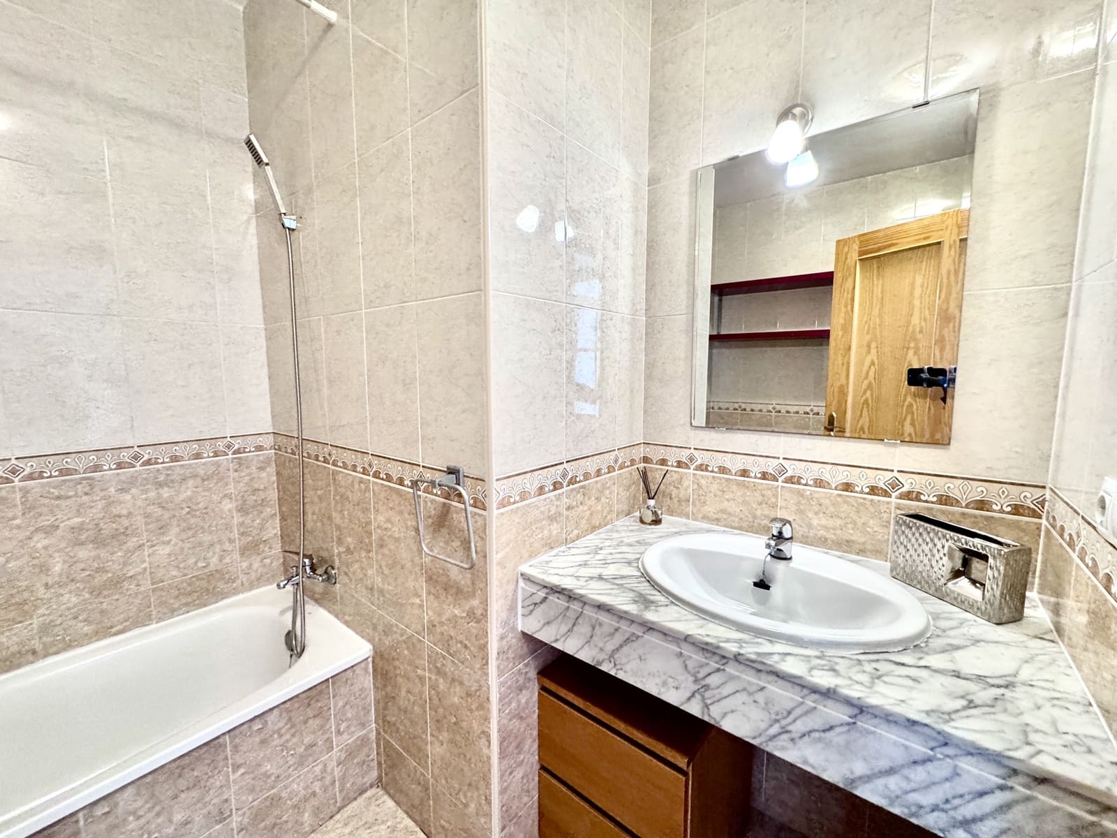 1 sypialnia Apartament na sprzedaż w Roquetas de Mar z basenem garażem - 125 000 € (Ref: 9480773)