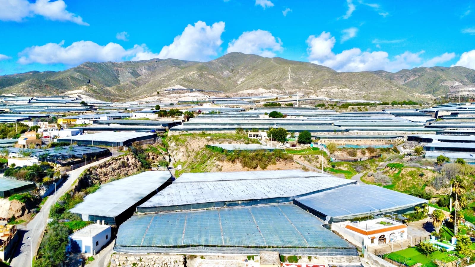 Mark till salu i Adra - 104 300 € (Ref: 9524730)