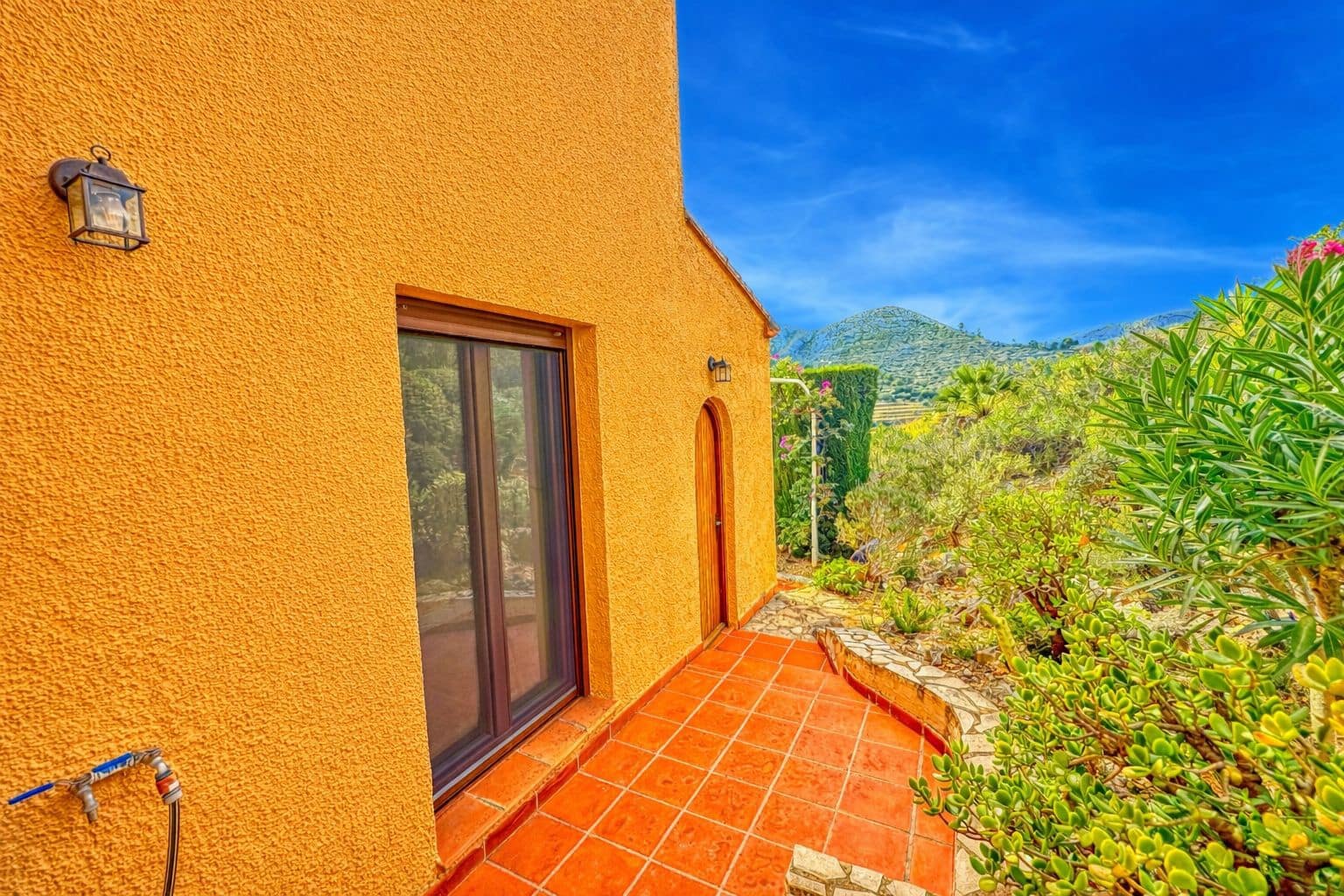 3 slaapkamer Villa te koop in L'Atzuvia met garage - € 550.000 (Ref: 9409018)