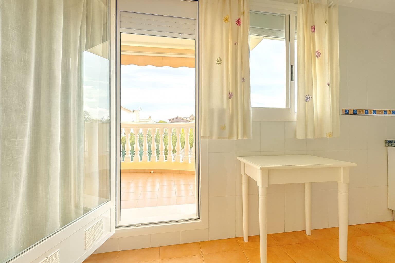 3 makuuhuone Paritalo myytävänä paikassa Oliva mukana 
autotalli - 315 000 € (Ref: 9409046)