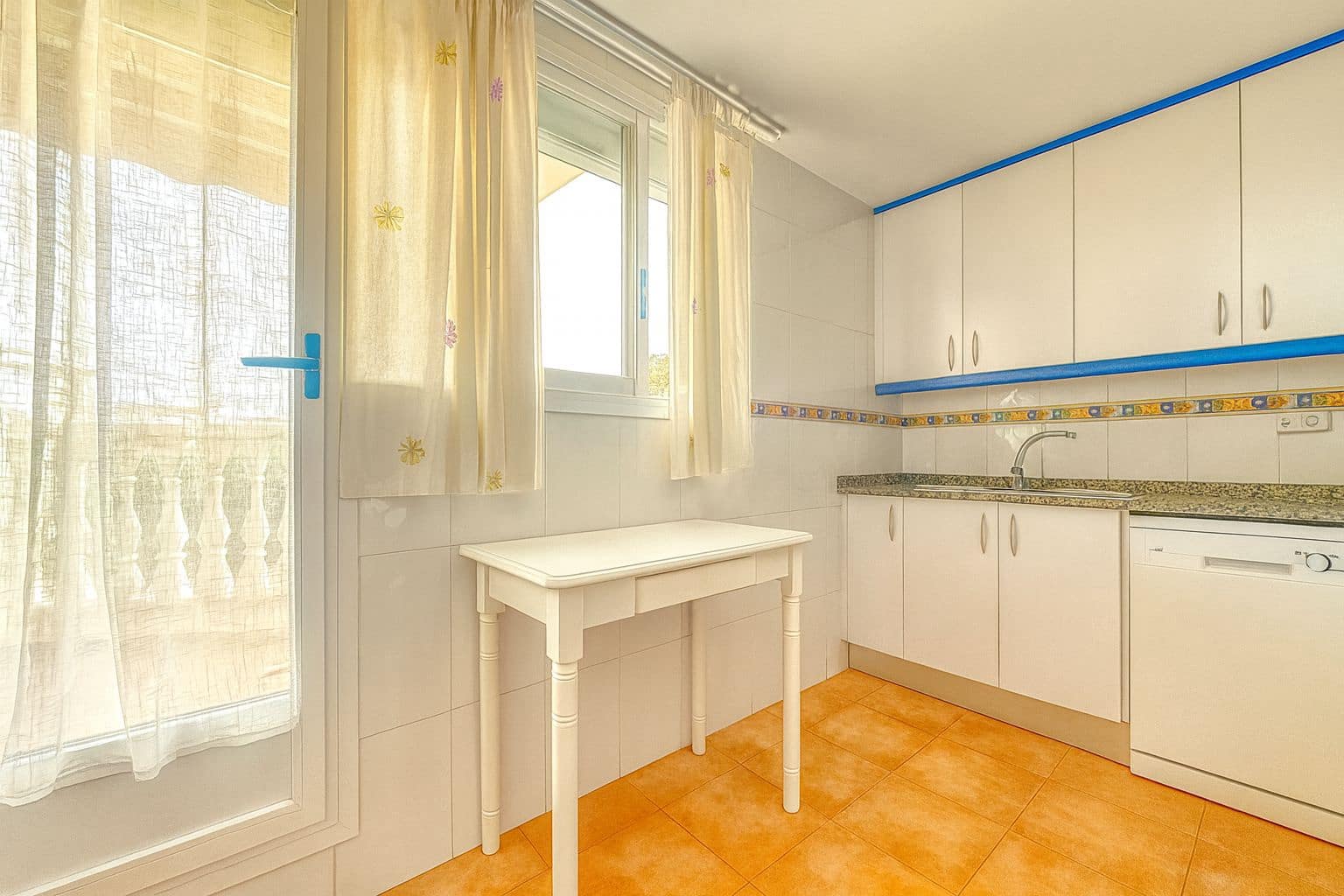 3 makuuhuone Paritalo myytävänä paikassa Oliva mukana 
autotalli - 315 000 € (Ref: 9409046)