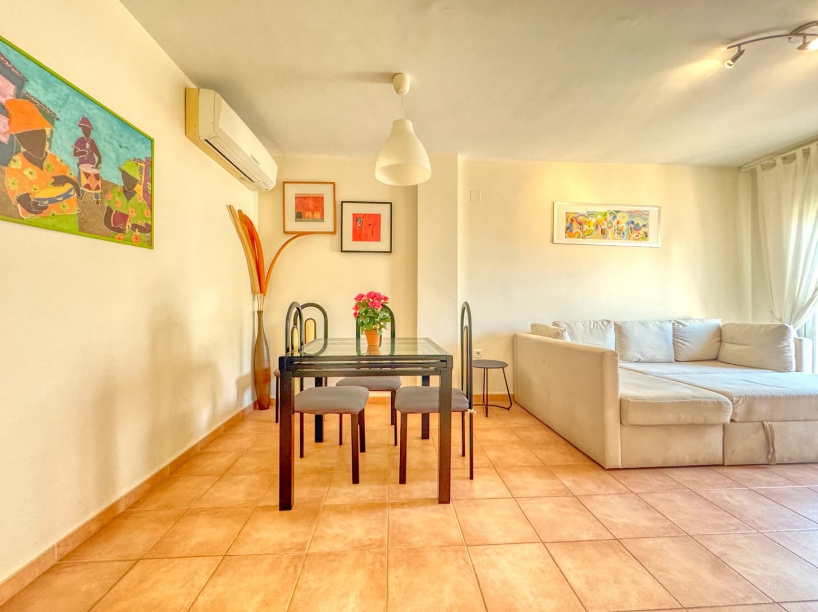 3 makuuhuone Paritalo myytävänä paikassa Oliva mukana 
autotalli - 315 000 € (Ref: 9409046)