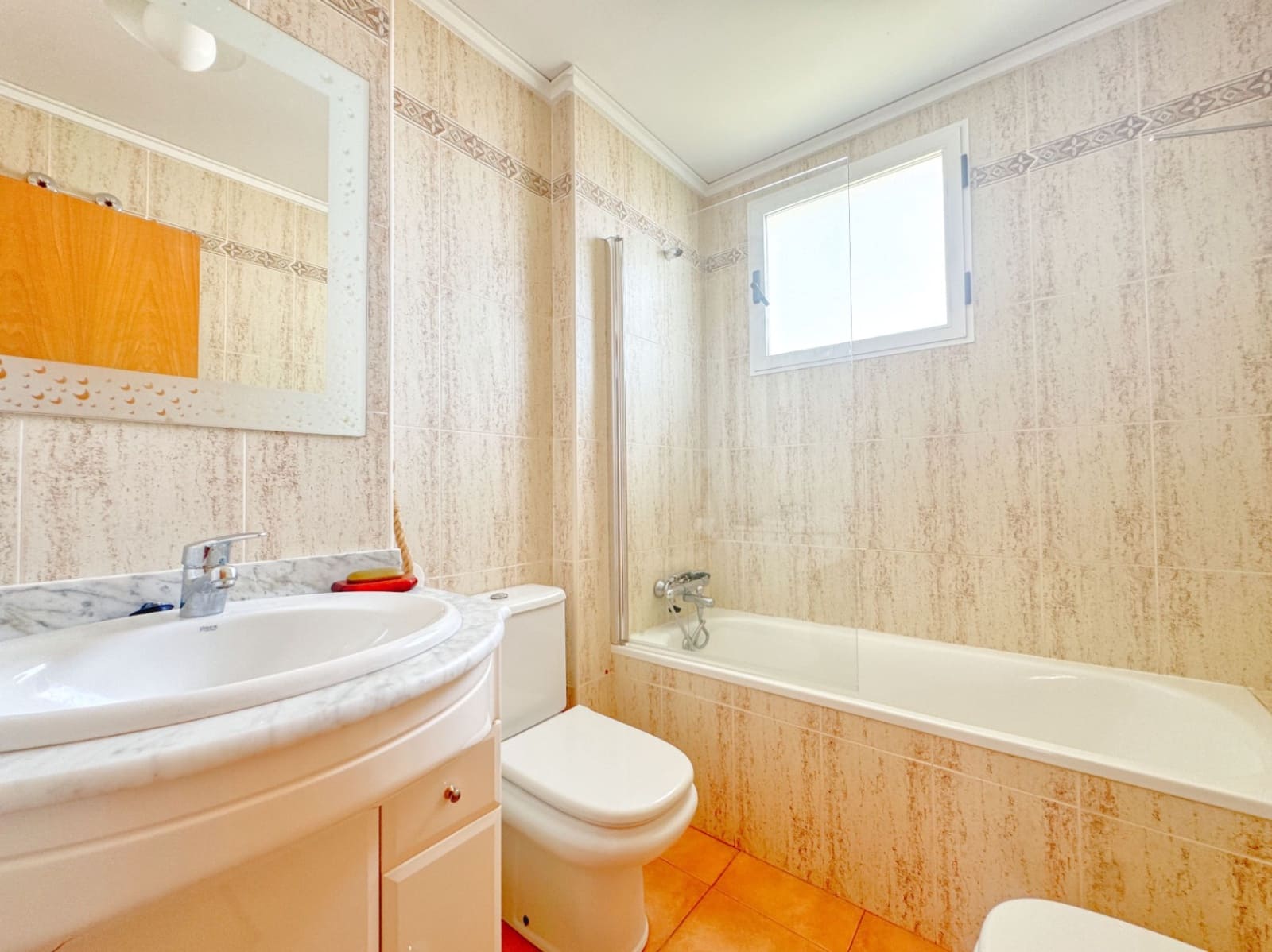 3 makuuhuone Paritalo myytävänä paikassa Oliva mukana 
autotalli - 315 000 € (Ref: 9409046)