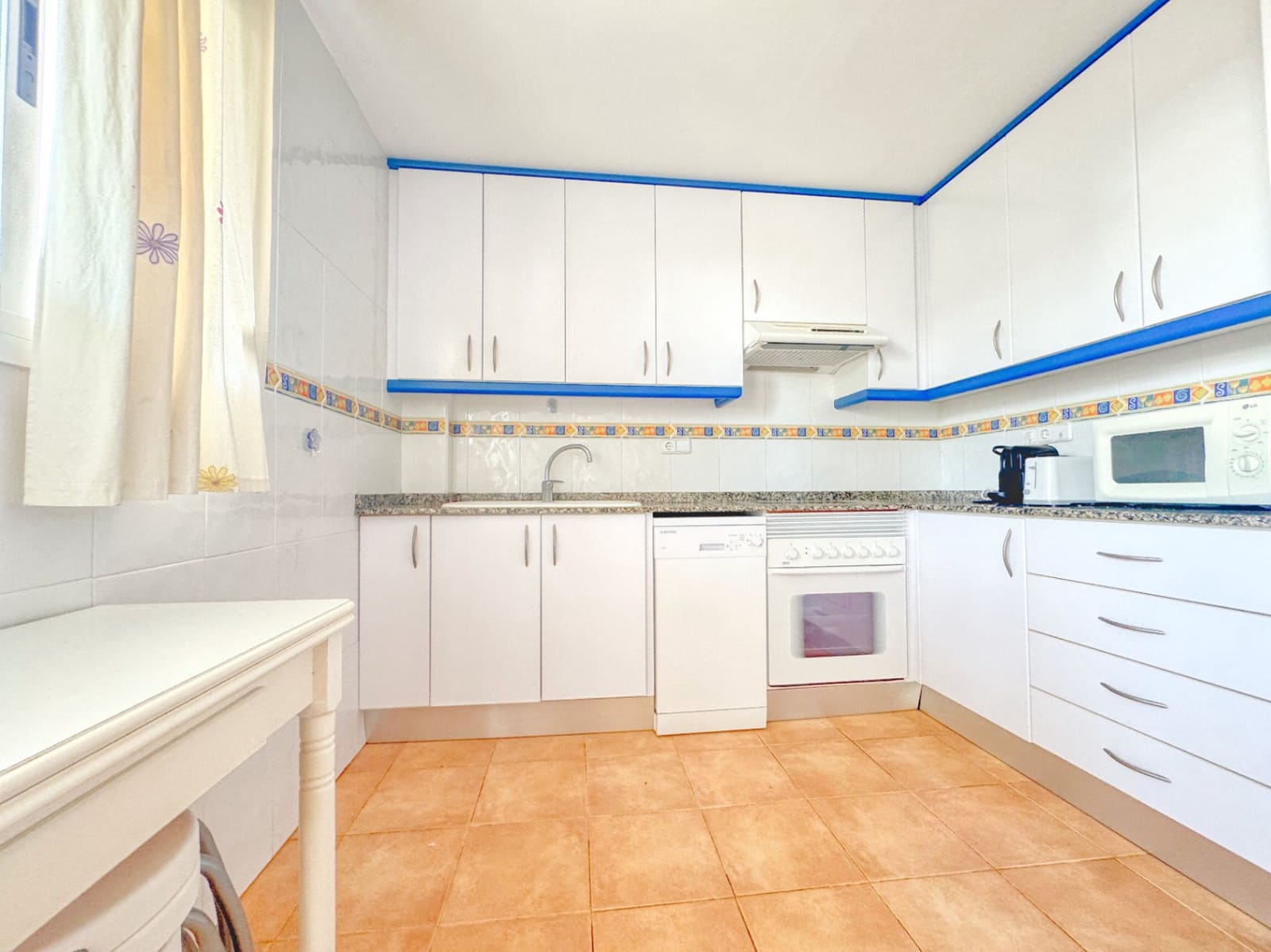 3 makuuhuone Paritalo myytävänä paikassa Oliva mukana 
autotalli - 315 000 € (Ref: 9409046)