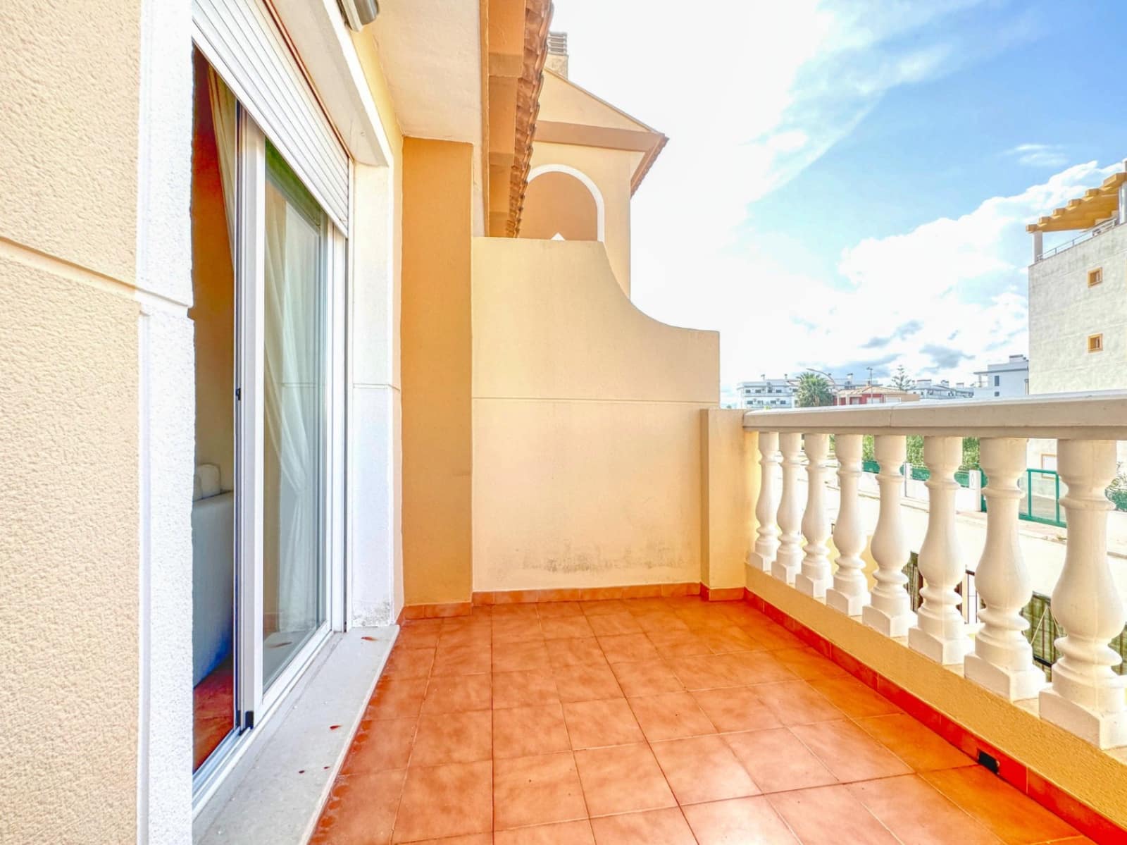 3 makuuhuone Paritalo myytävänä paikassa Oliva mukana 
autotalli - 315 000 € (Ref: 9409046)