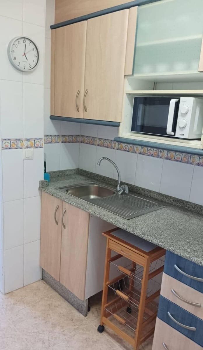 2 soverom Leilighet til leie i Playa Honda med svømmebasseng garasje - € 650 (Ref: 10076609)