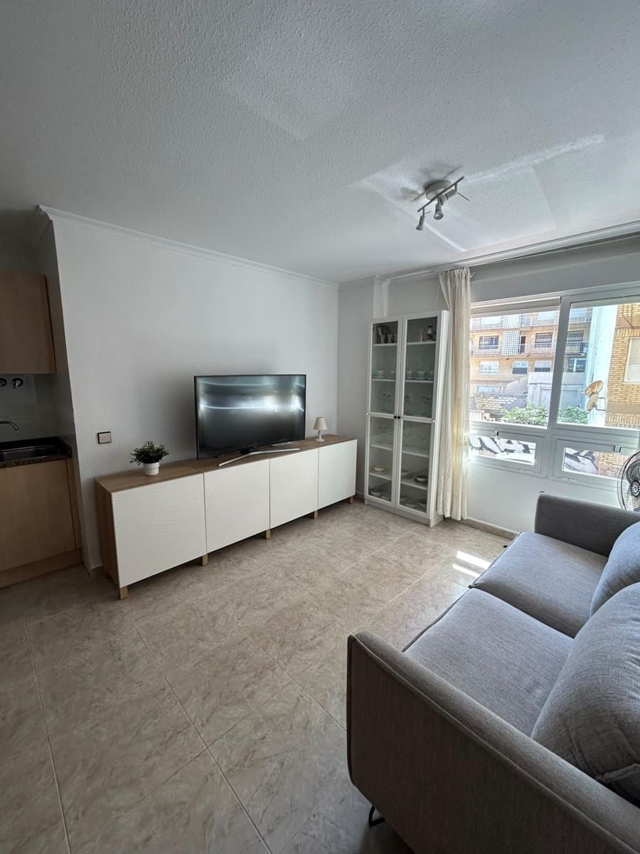 2 soveværelse Lejlighed til leje i Torrevieja - € 700 (Ref: 10100387)