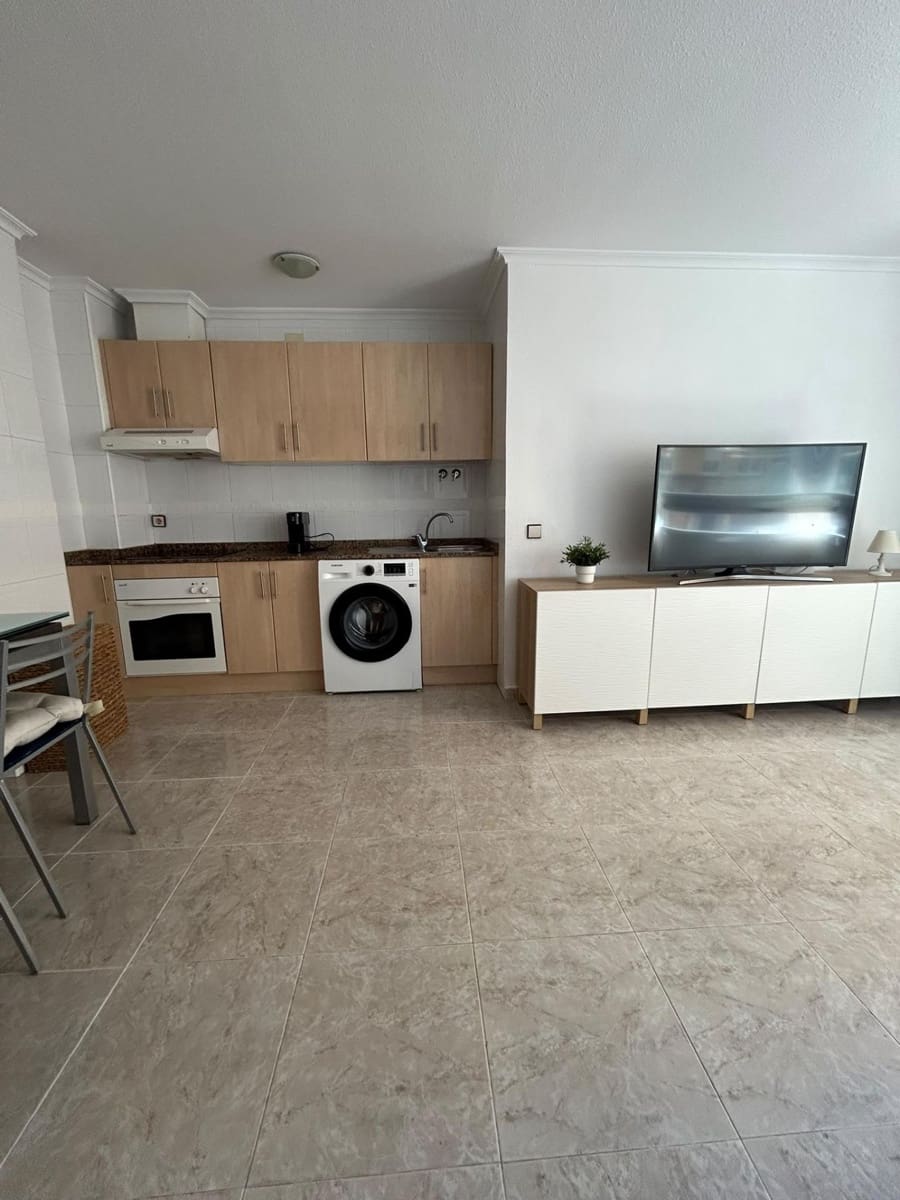 2 soveværelse Lejlighed til leje i Torrevieja - € 700 (Ref: 10100387)