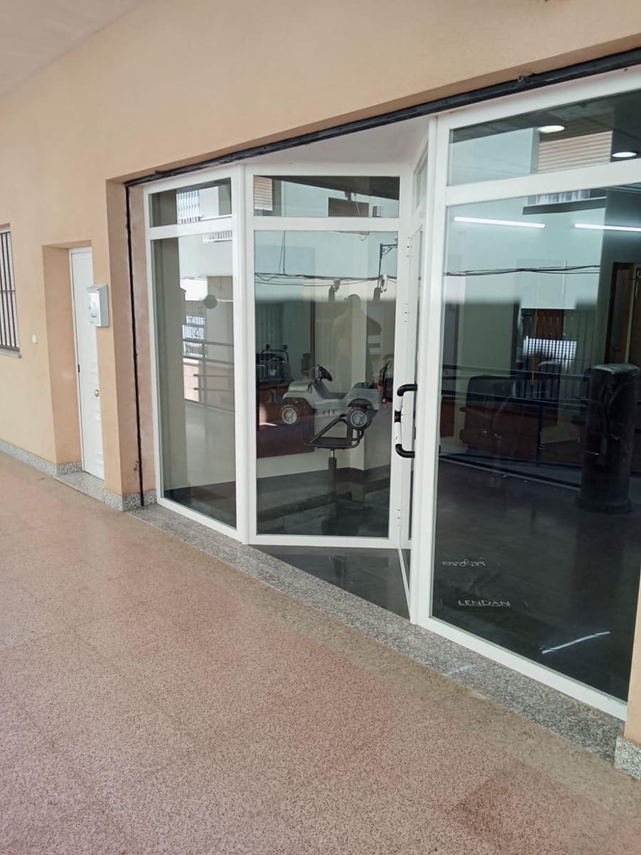 Commercial for rent in Los Nietos - € 500 (Ref: 10157835)
