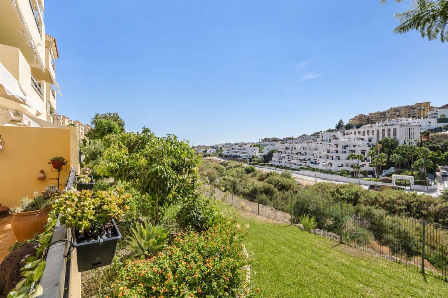 2 soveværelse Lejlighed til salg i Estepona med swimmingpool garage - € 380.000 (Ref: 10015031)