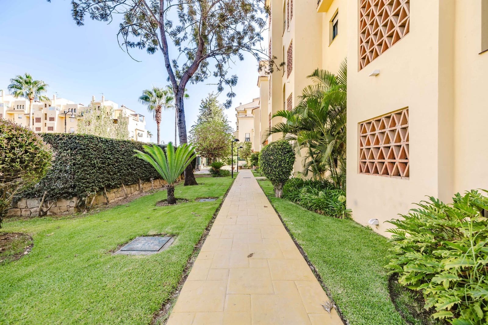 2 soveværelse Lejlighed til salg i Estepona med swimmingpool garage - € 380.000 (Ref: 10015031)