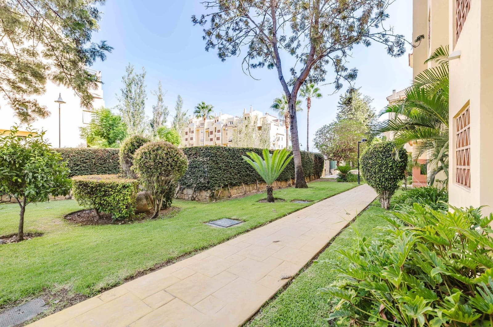 2 soveværelse Lejlighed til salg i Estepona med swimmingpool garage - € 380.000 (Ref: 10015031)