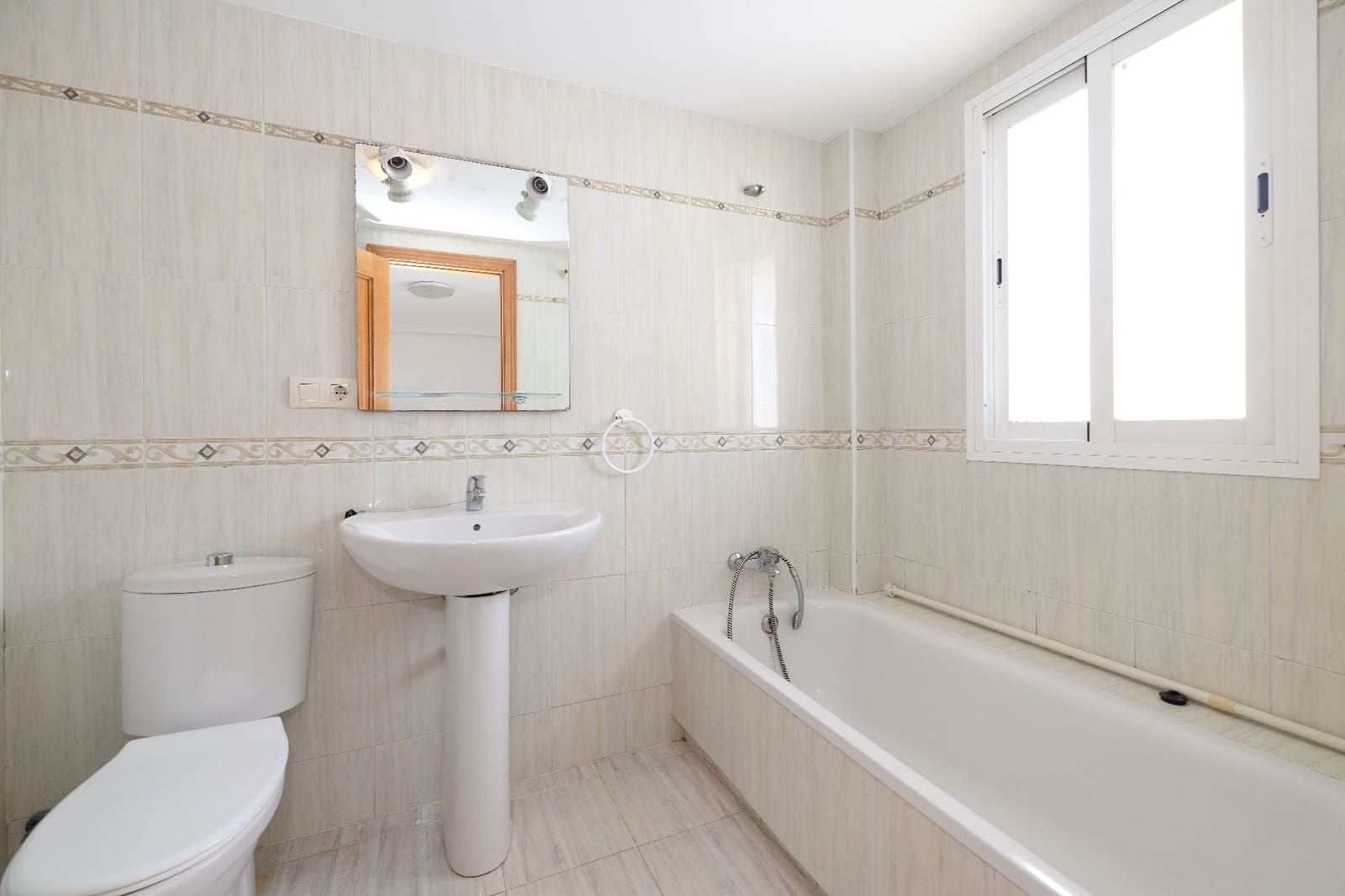 3 Zimmer Wohnung zu verkaufen in Estepona mit Garage - 425.000 € (Ref: 10021956)