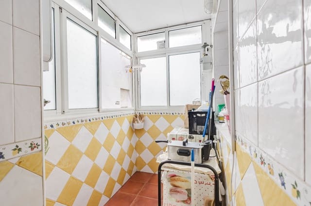 4 makuuhuone Asunto myytävänä paikassa Cortijo Alto, Málaga kaupunki mukana 
autotalli - 450 000 € (Ref: 10030003)
