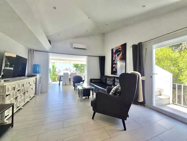 3 chambre Villa/Maison Semi-Mitoyenne à vendre à Bahía Dorada, Estepona avec piscine garage - 550 000 € (Ref: 10031440)