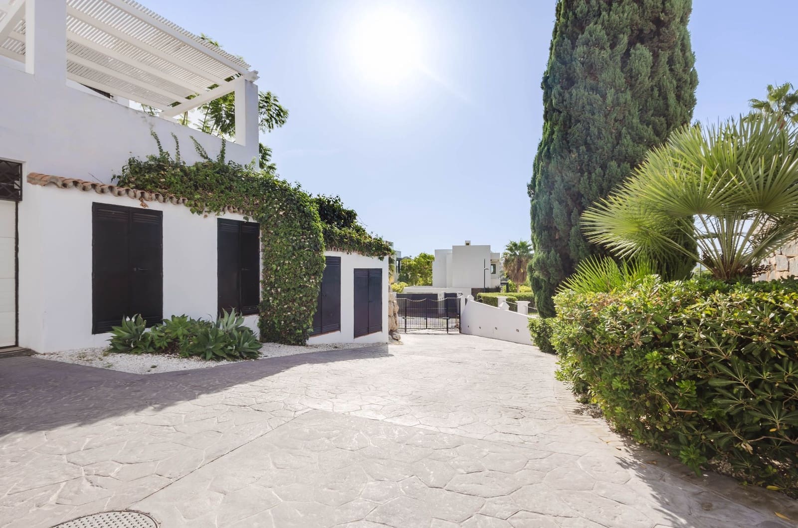 3 soveværelse Bungalow til salg i El Paraiso med swimmingpool garage - € 697.000 (Ref: 10031442)