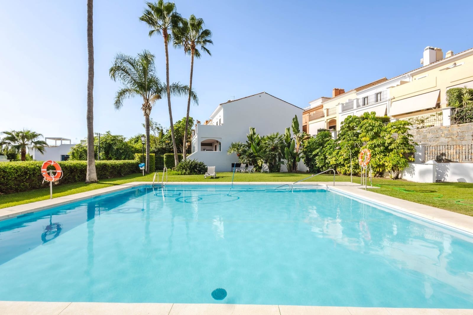 3 soveværelse Bungalow til salg i El Paraiso med swimmingpool garage - € 697.000 (Ref: 10031442)
