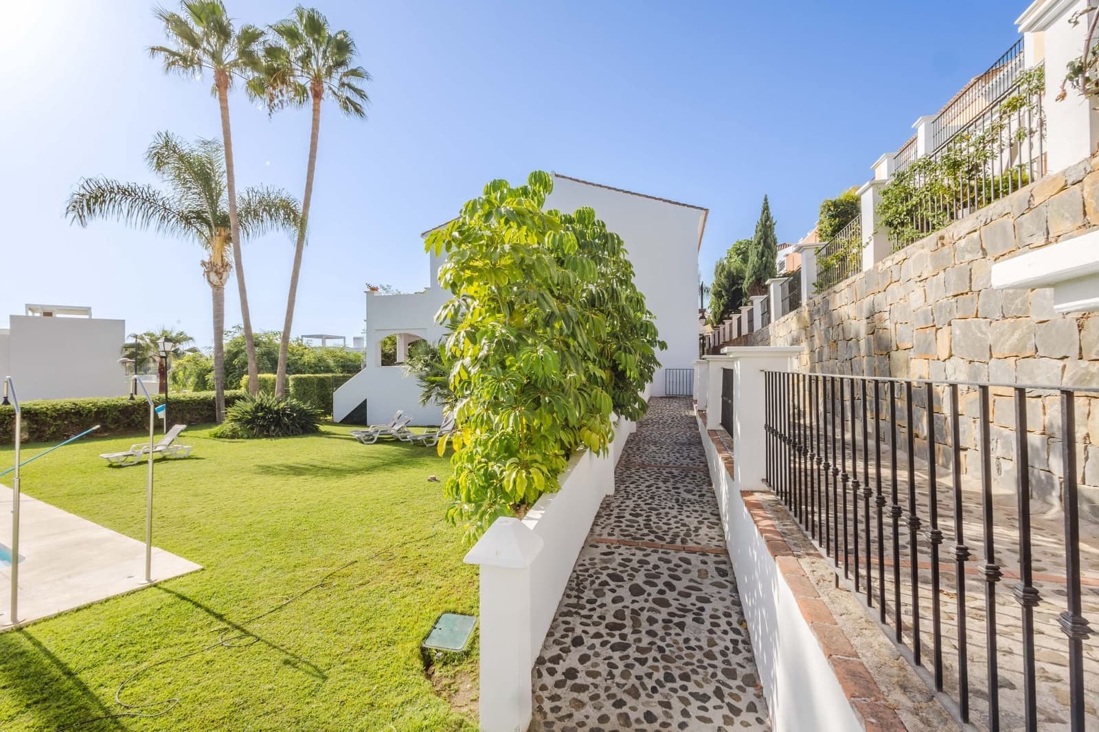 3 soveværelse Bungalow til salg i El Paraiso med swimmingpool garage - € 697.000 (Ref: 10031442)