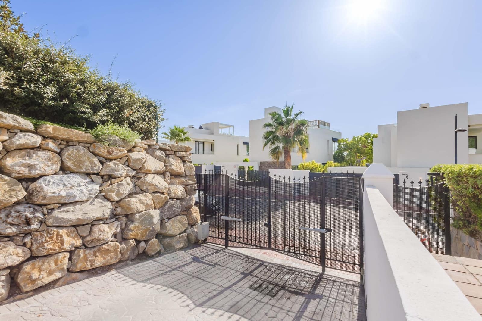 3 soveværelse Bungalow til salg i El Paraiso med swimmingpool garage - € 697.000 (Ref: 10031442)
