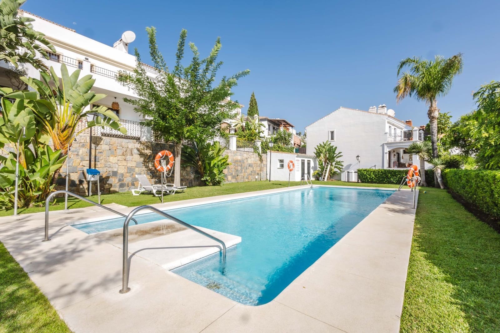 3 soveværelse Bungalow til salg i El Paraiso med swimmingpool garage - € 697.000 (Ref: 10031442)