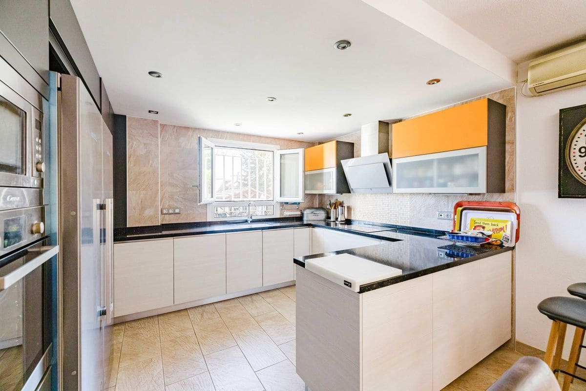 4 soveværelse Villa til salg i Alhaurin de la Torre med swimmingpool garage - € 729.000 (Ref: 10063760)