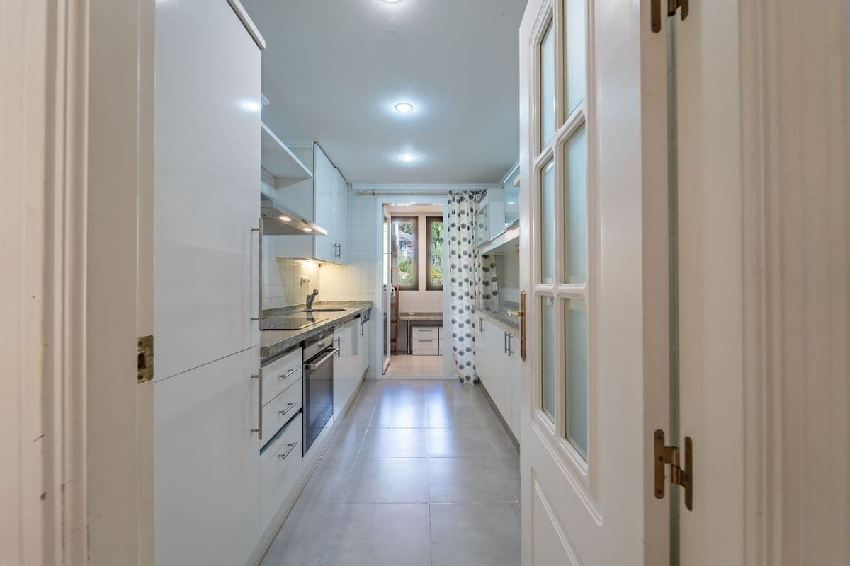 3 bedroom Flat for sale in Benahavis with pool garage - € 475,000 (Ref: 10067048)