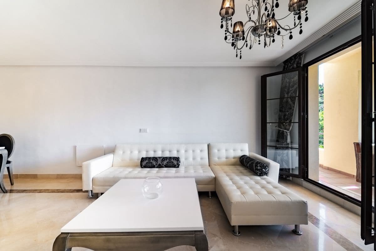 3 bedroom Flat for sale in Benahavis with pool garage - € 475,000 (Ref: 10067048)