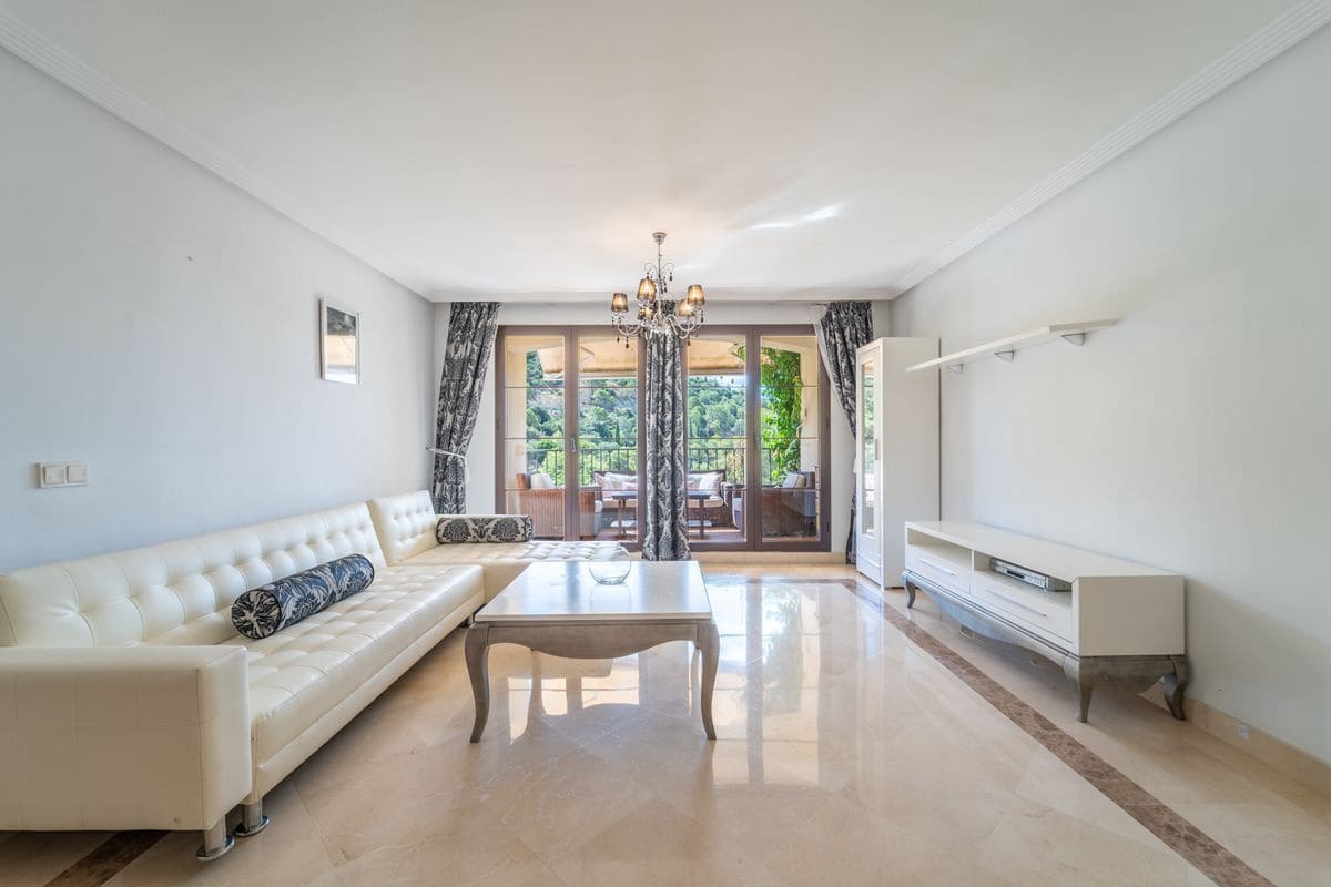 3 bedroom Flat for sale in Benahavis with pool garage - € 475,000 (Ref: 10067048)