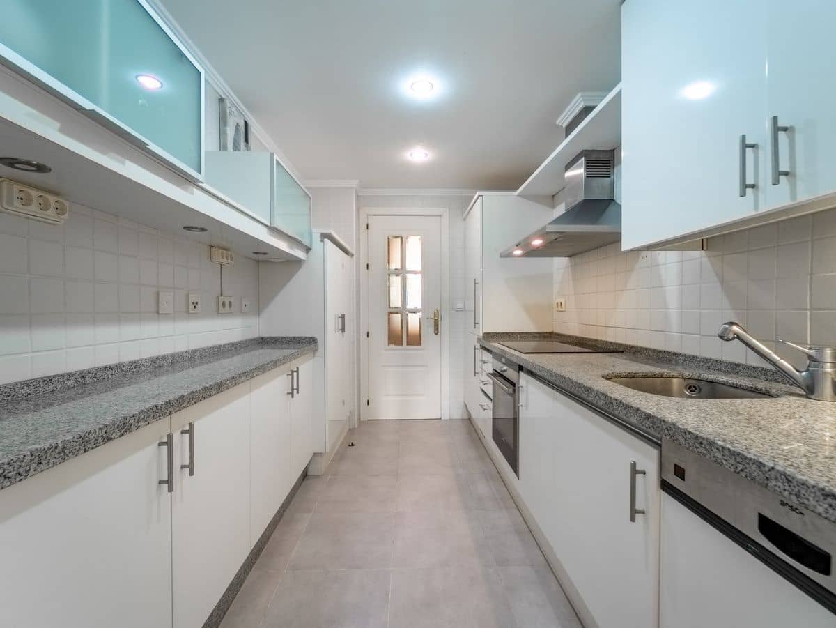 3 bedroom Flat for sale in Benahavis with pool garage - € 475,000 (Ref: 10067048)